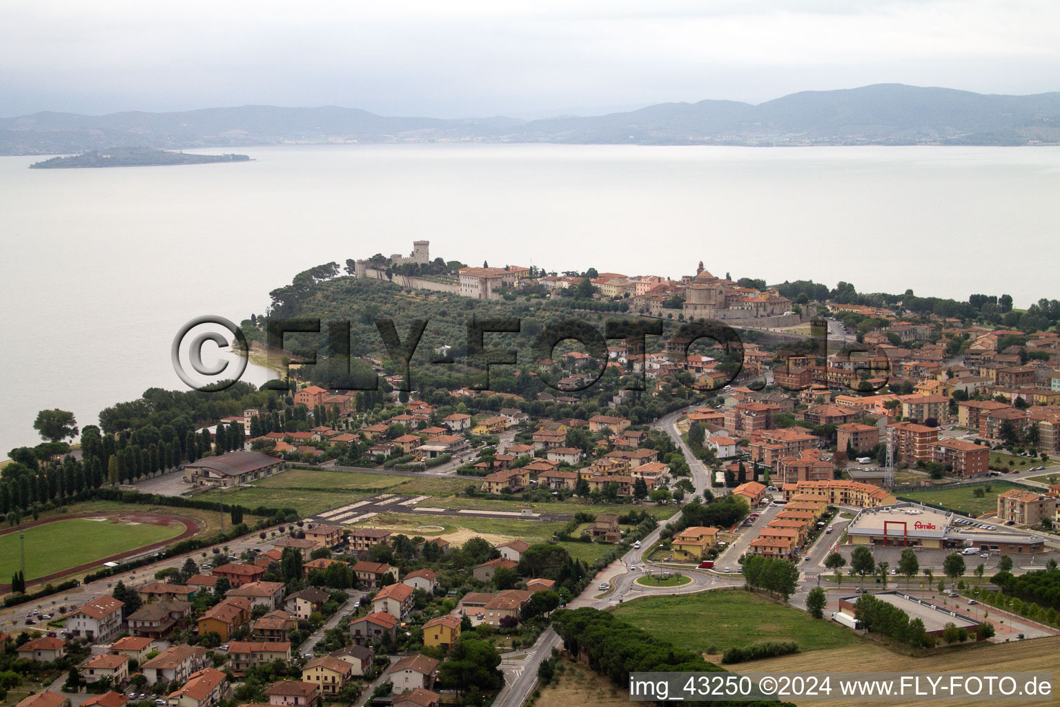 Vue aérienne de Castiglione del Lago dans le département Ombrie, Italie