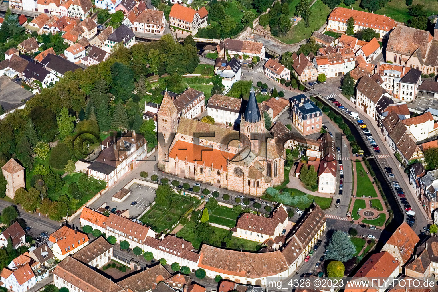Vue aérienne de Cathédrale à Wissembourg dans le département Bas Rhin, France