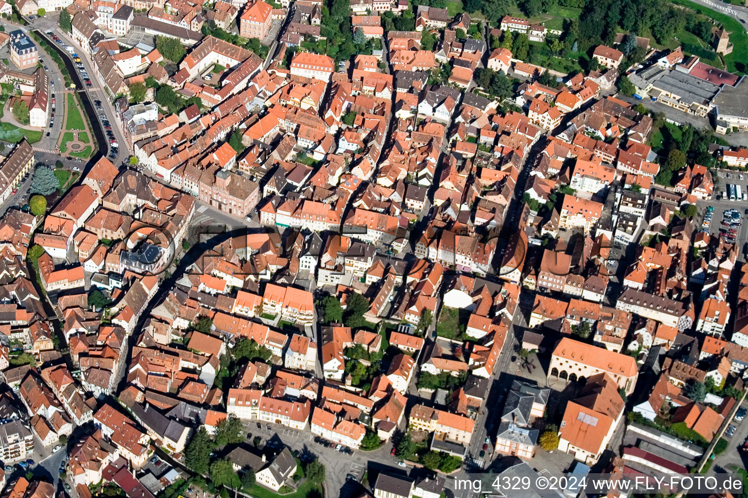 Vue aérienne de Rue Haupt à Wissembourg dans le département Bas Rhin, France