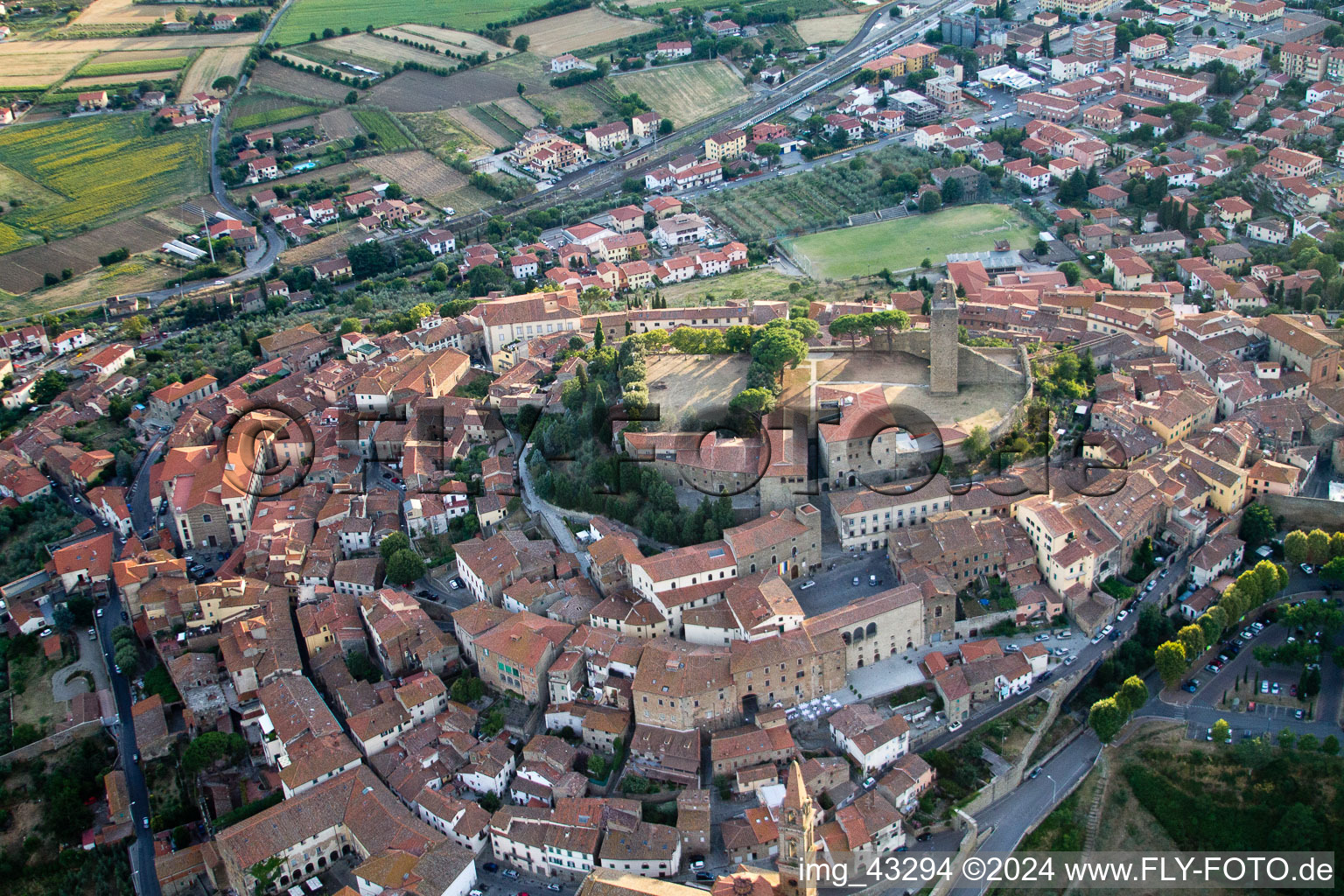 Vue aérienne de Vue des rues et des maisons des quartiers résidentiels à Castiglion Fiorentino dans le département Toscane, Italie