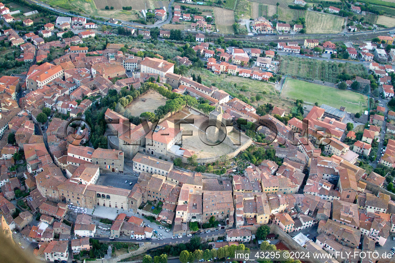 Castiglion Fiorentino dans le département Arezzo, Italie d'en haut