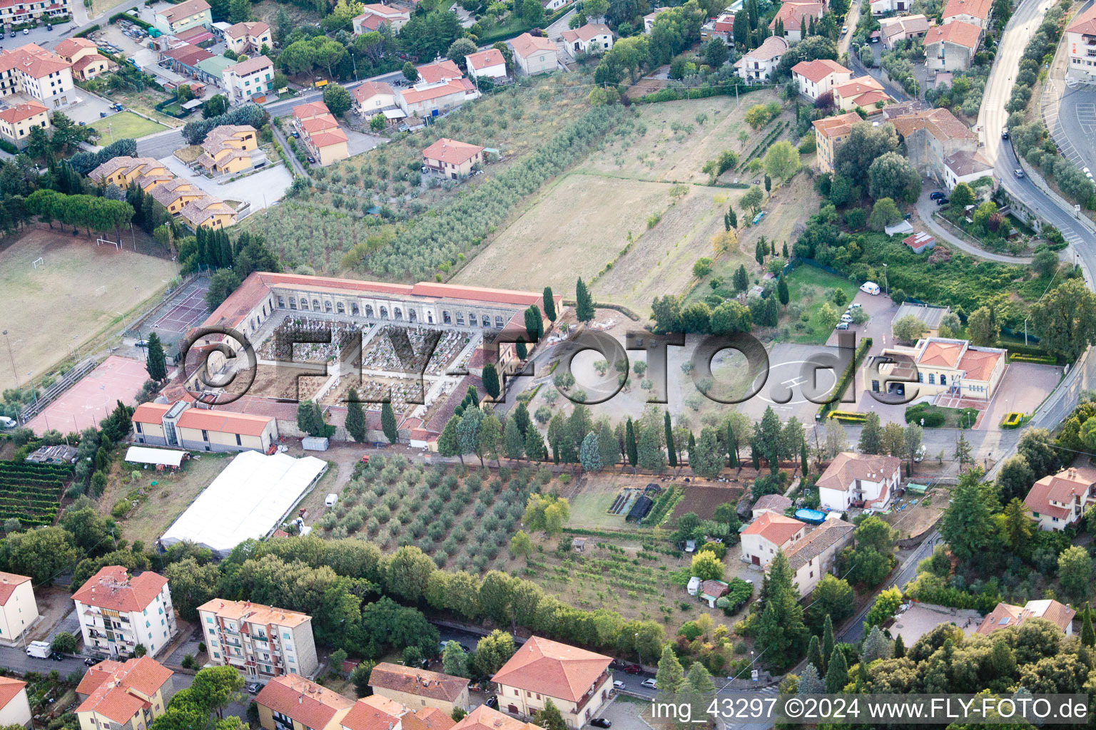 Vue aérienne de Cimetière avec héliport à Castiglion Fiorentino dans le département Arezzo, Italie