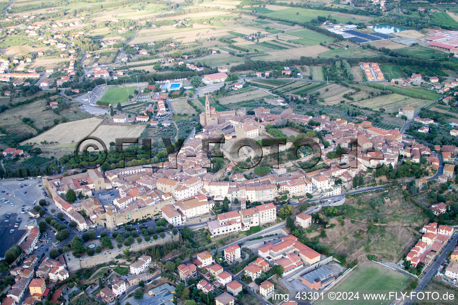 Castiglion Fiorentino dans le département Arezzo, Italie hors des airs