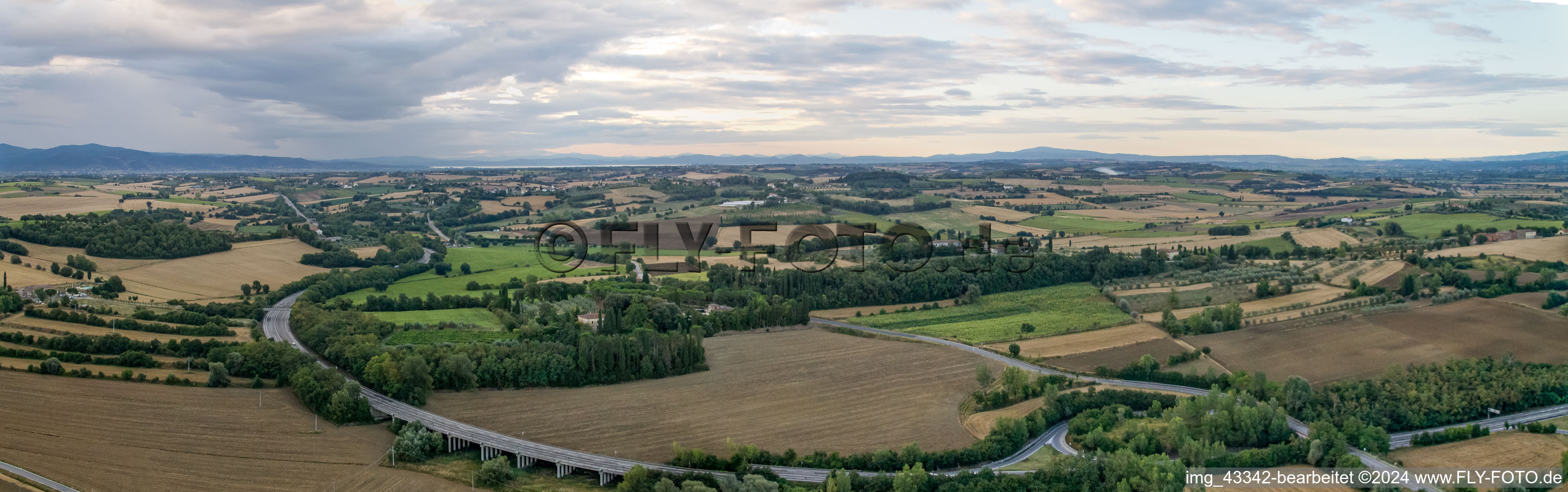 Vue aérienne de Panorama à Sant’Anastasio dans le département Toscane, Italie