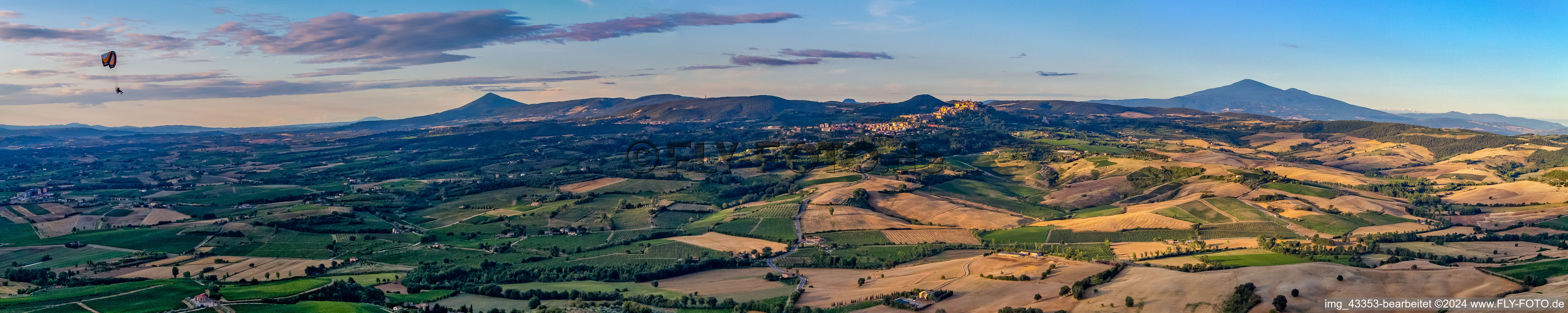 Vue aérienne de Panorama - perspective avec parapente des sommets dans le paysage rocheux et montagneux à Montepulciano dans le département Toscane, Italie