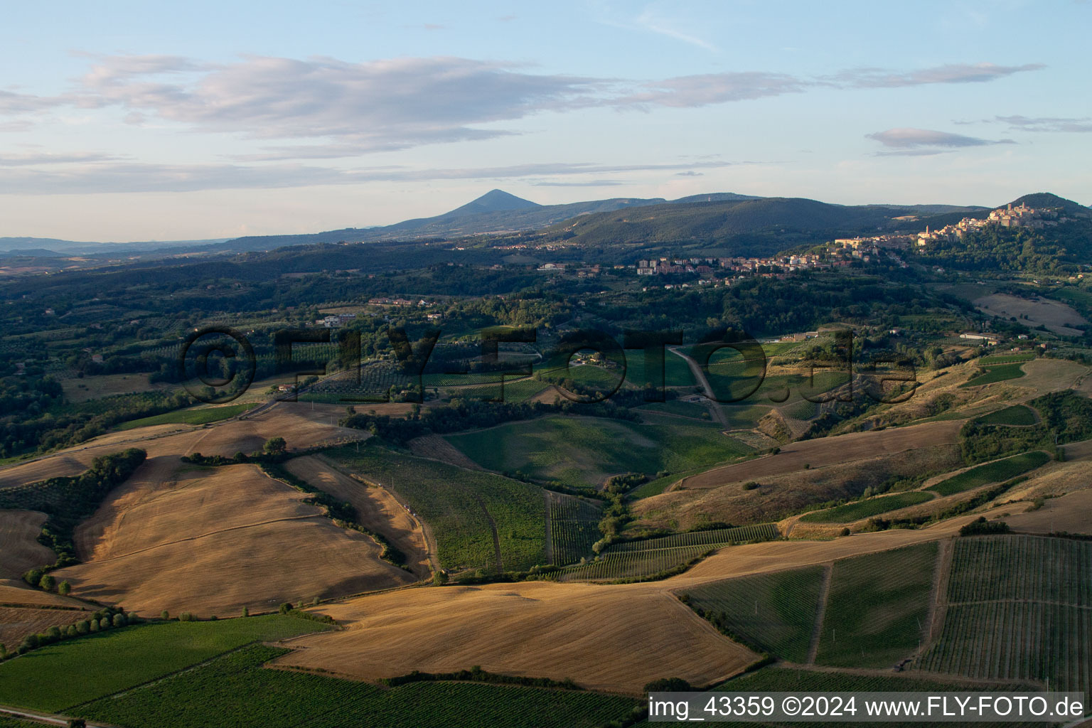 Vue aérienne de Montefollonico dans le département Toscane, Italie