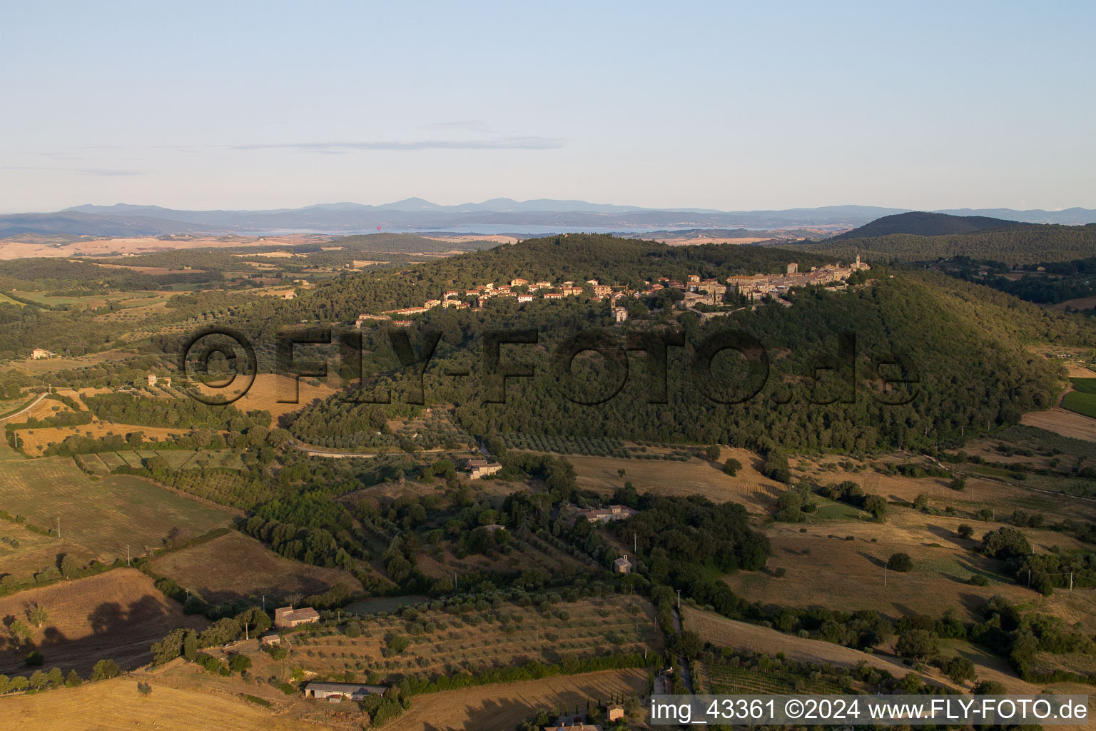 Photographie aérienne de Montefollonico dans le département Toscane, Italie