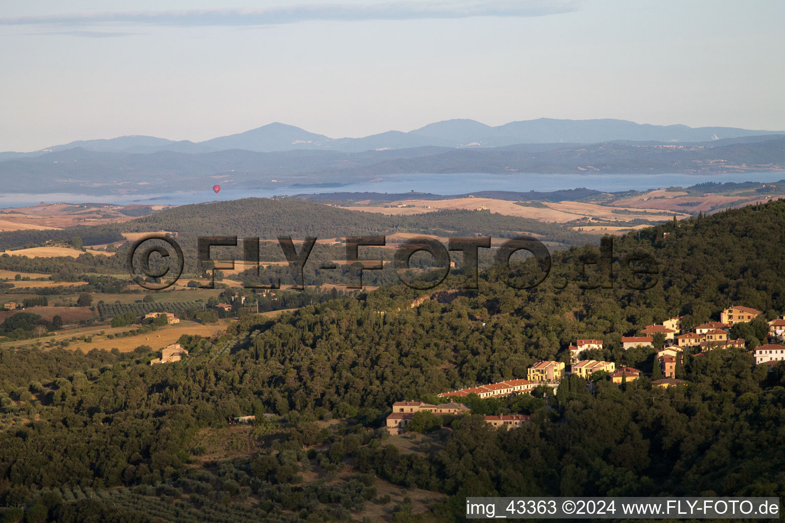 Vue oblique de Montefollonico dans le département Toscane, Italie