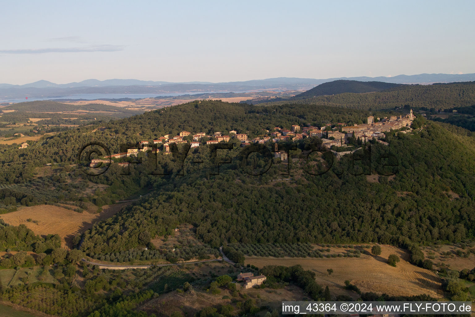 Montefollonico dans le département Toscane, Italie d'en haut