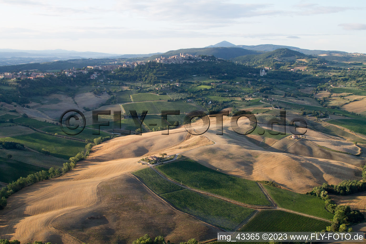 Montefollonico dans le département Toscane, Italie hors des airs