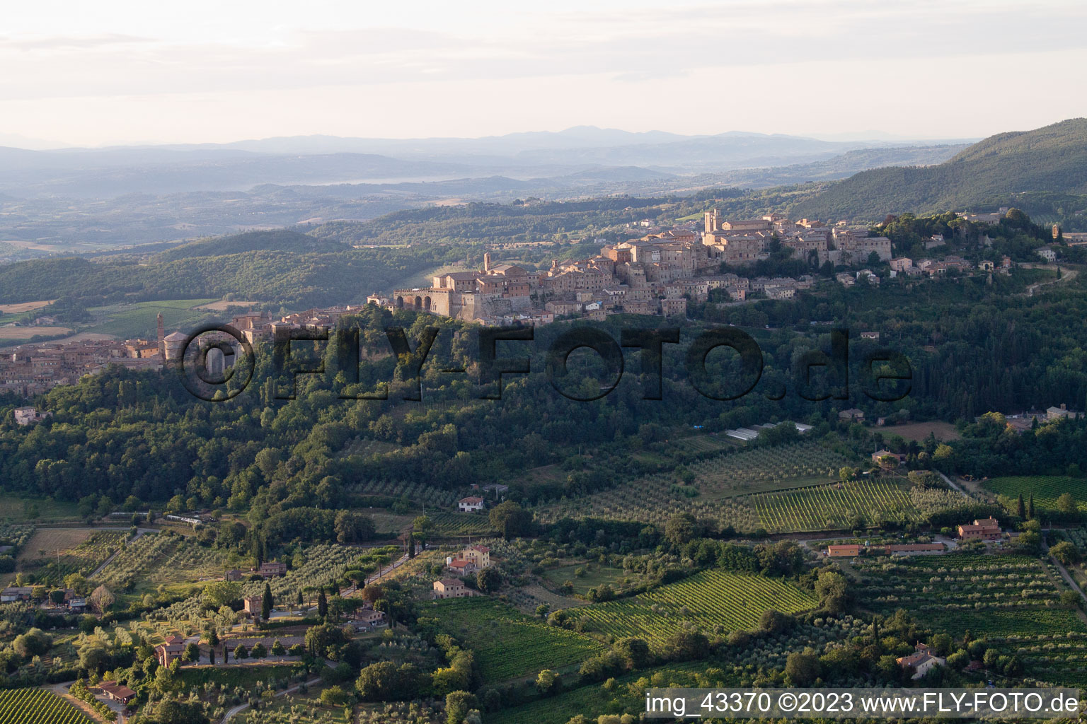Vue oblique de Montepulciano dans le département Toscane, Italie