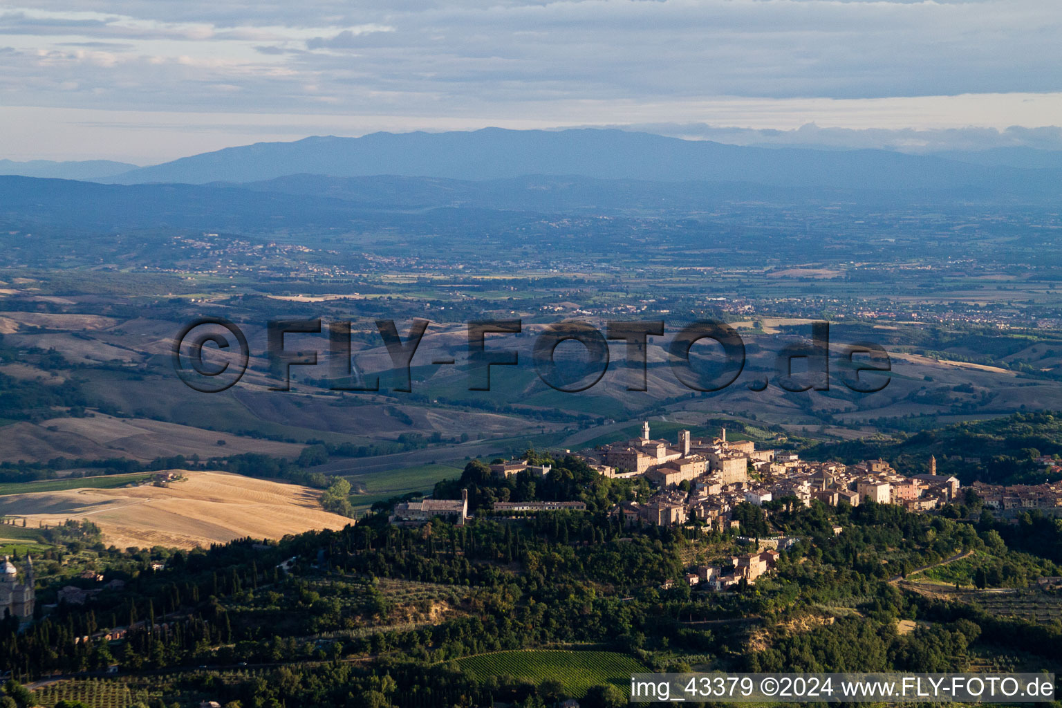 Vue aérienne de Quartier de la vieille ville et centre-ville de Toscane. Montepulciano et les collines argileuses de Valiano, Abbadia di Montepulciano, Sant'Albino, Argiano, San Gavino et Gracciano en bordure de plaine sont la région viticole du vin noble de Montepulciano à Montepulciano dans le département Siena, Italie