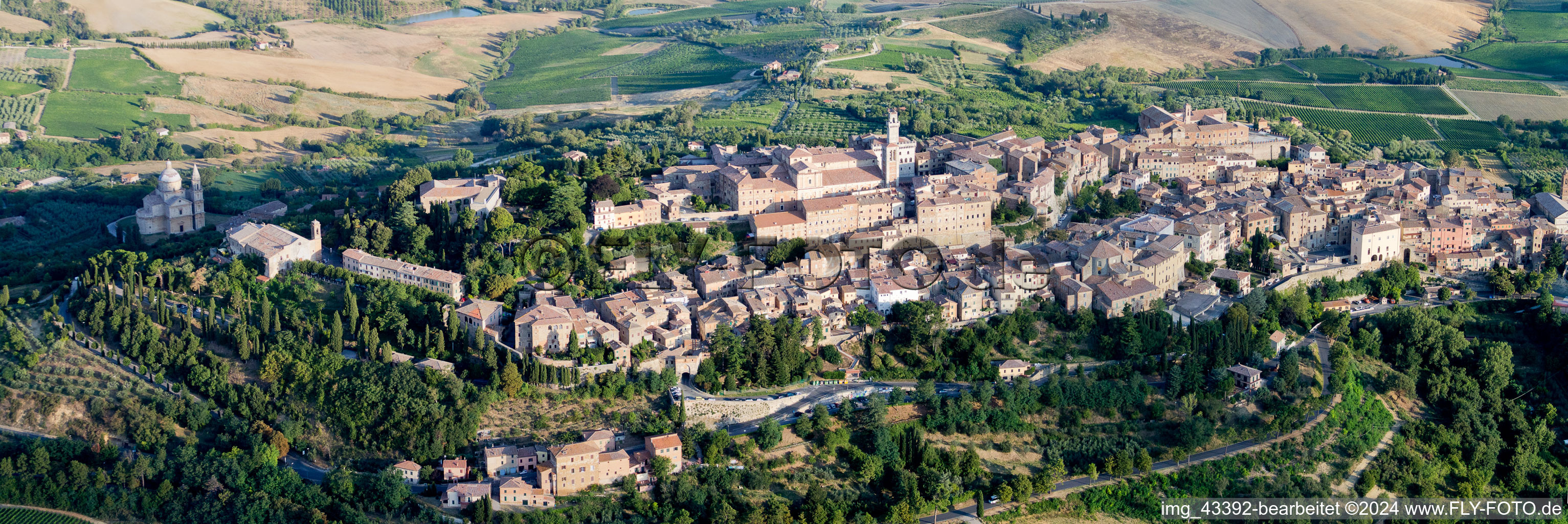 Montepulciano dans le département Siena, Italie depuis l'avion