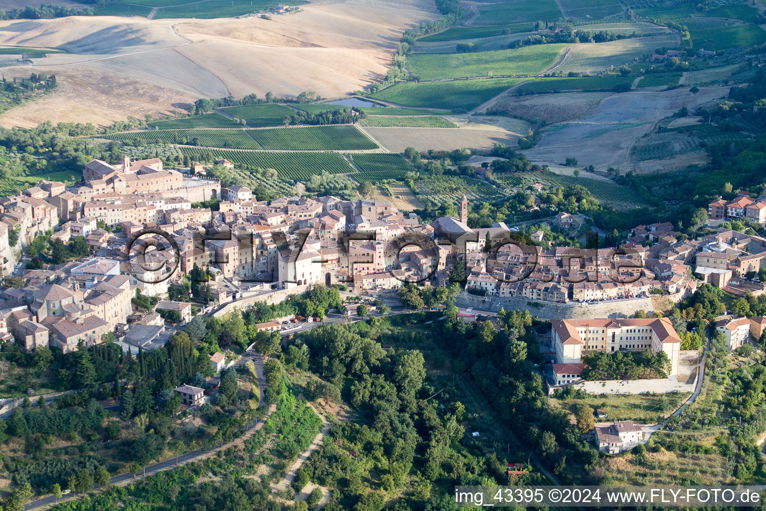 Vue d'oiseau de Montepulciano dans le département Siena, Italie