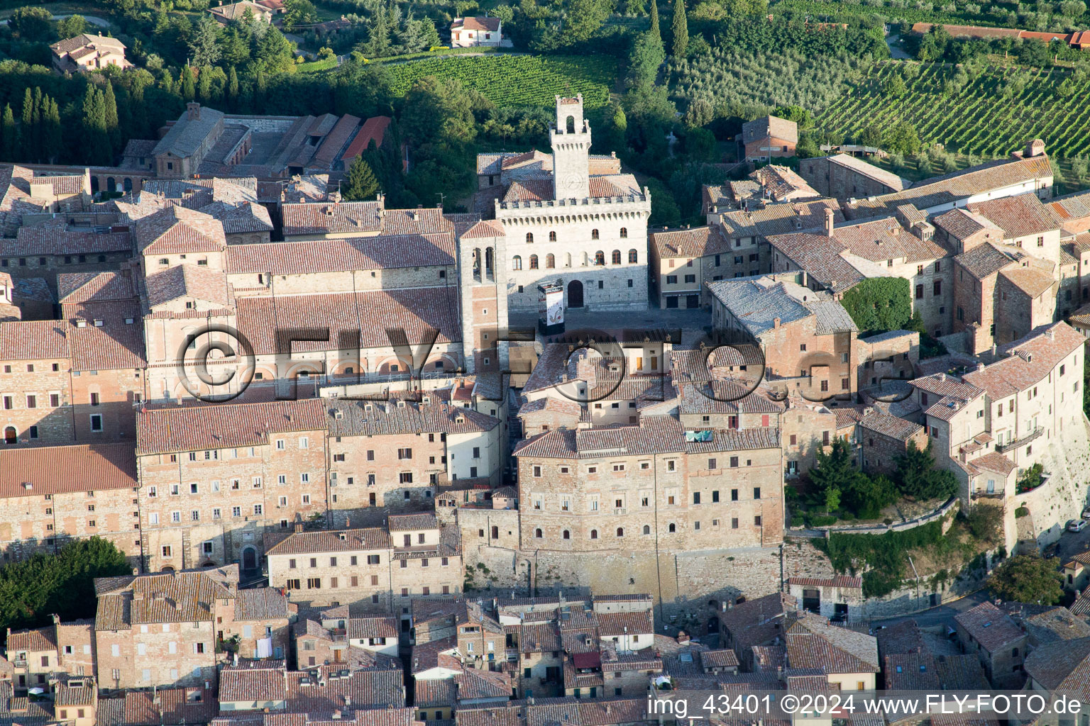 Montepulciano dans le département Siena, Italie vue du ciel