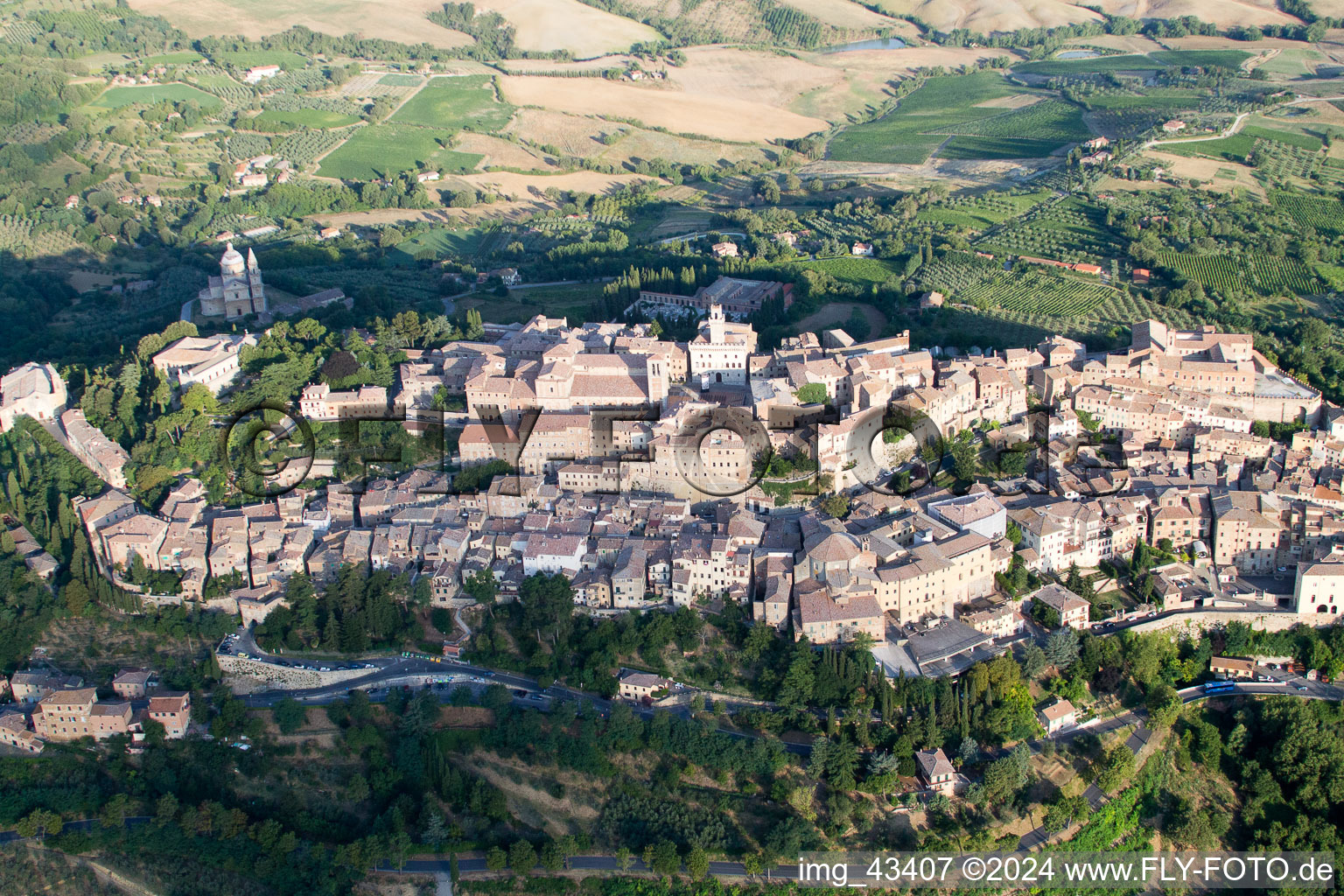 Enregistrement par drone de Montepulciano dans le département Siena, Italie