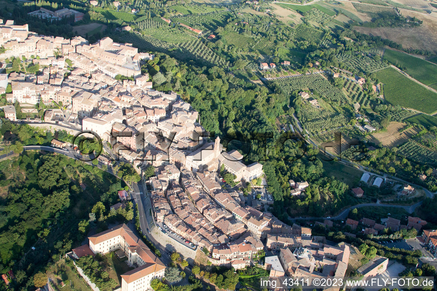 Image drone de Montepulciano dans le département Toscane, Italie