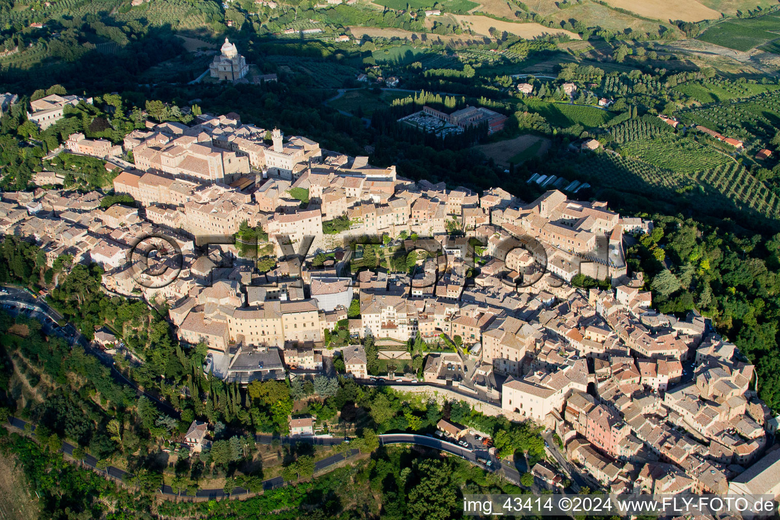 Vue aérienne de Vue des rues et des maisons des quartiers résidentiels à Montepulciano dans le département Siena, Italie