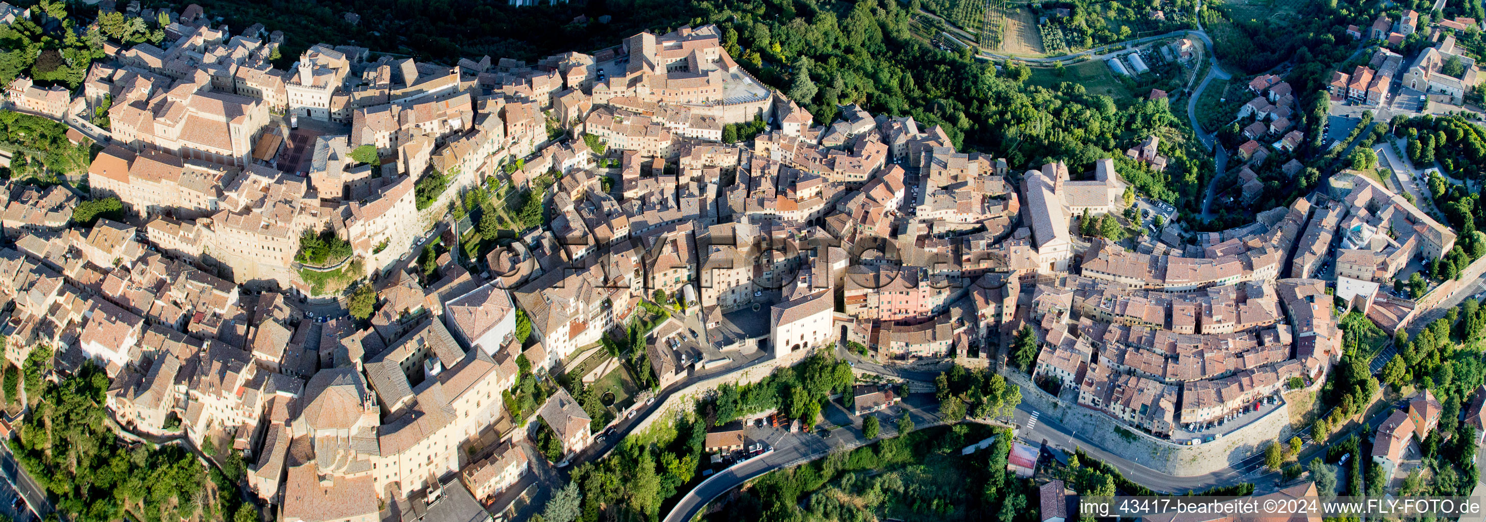 Montepulciano dans le département Siena, Italie du point de vue du drone