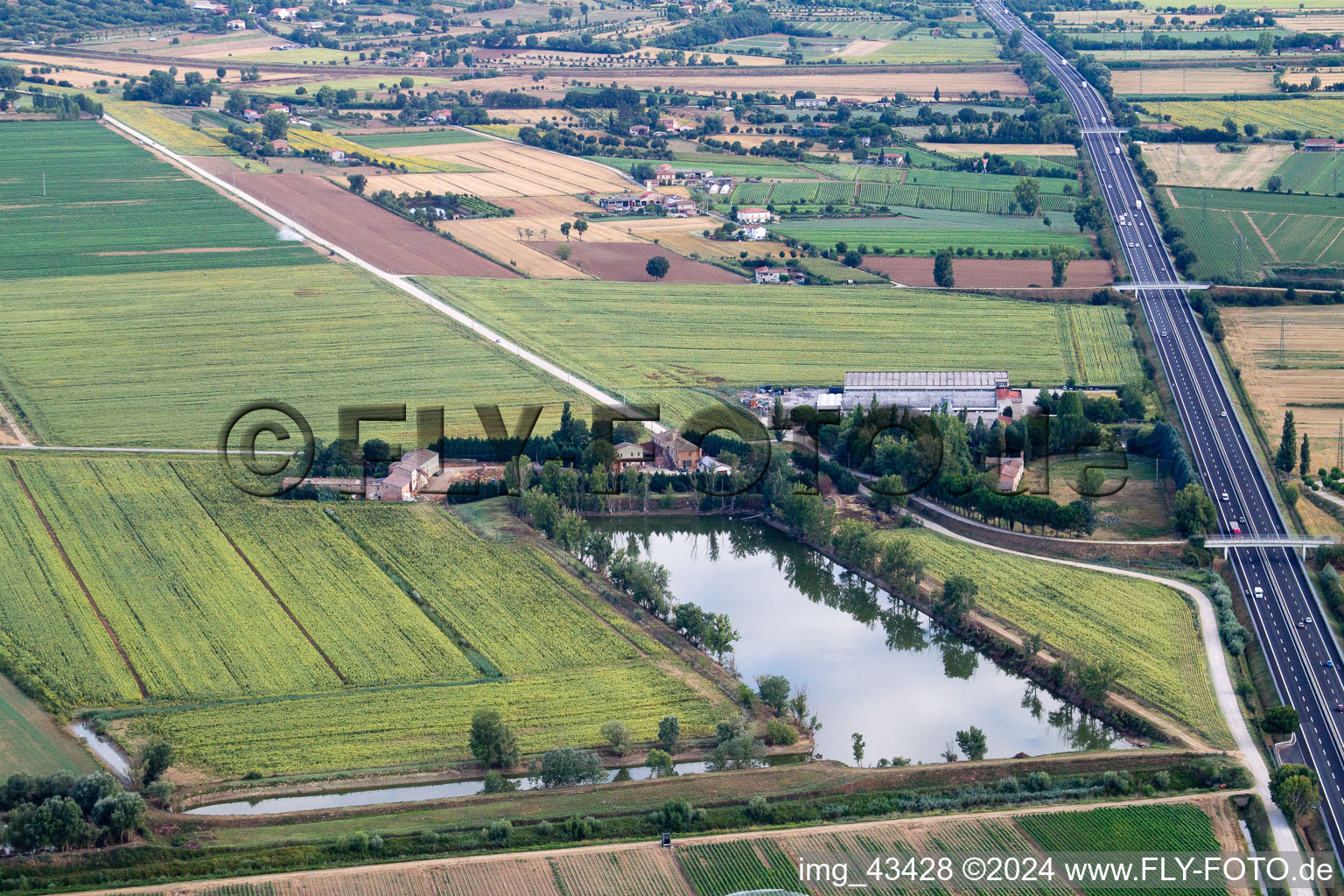 Vue aérienne de Abbadia di Montepulciano dans le département Ombrie, Italie