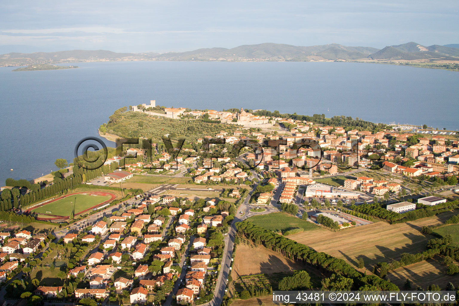 Photographie aérienne de Castiglione del Lago dans le département Ombrie, Italie