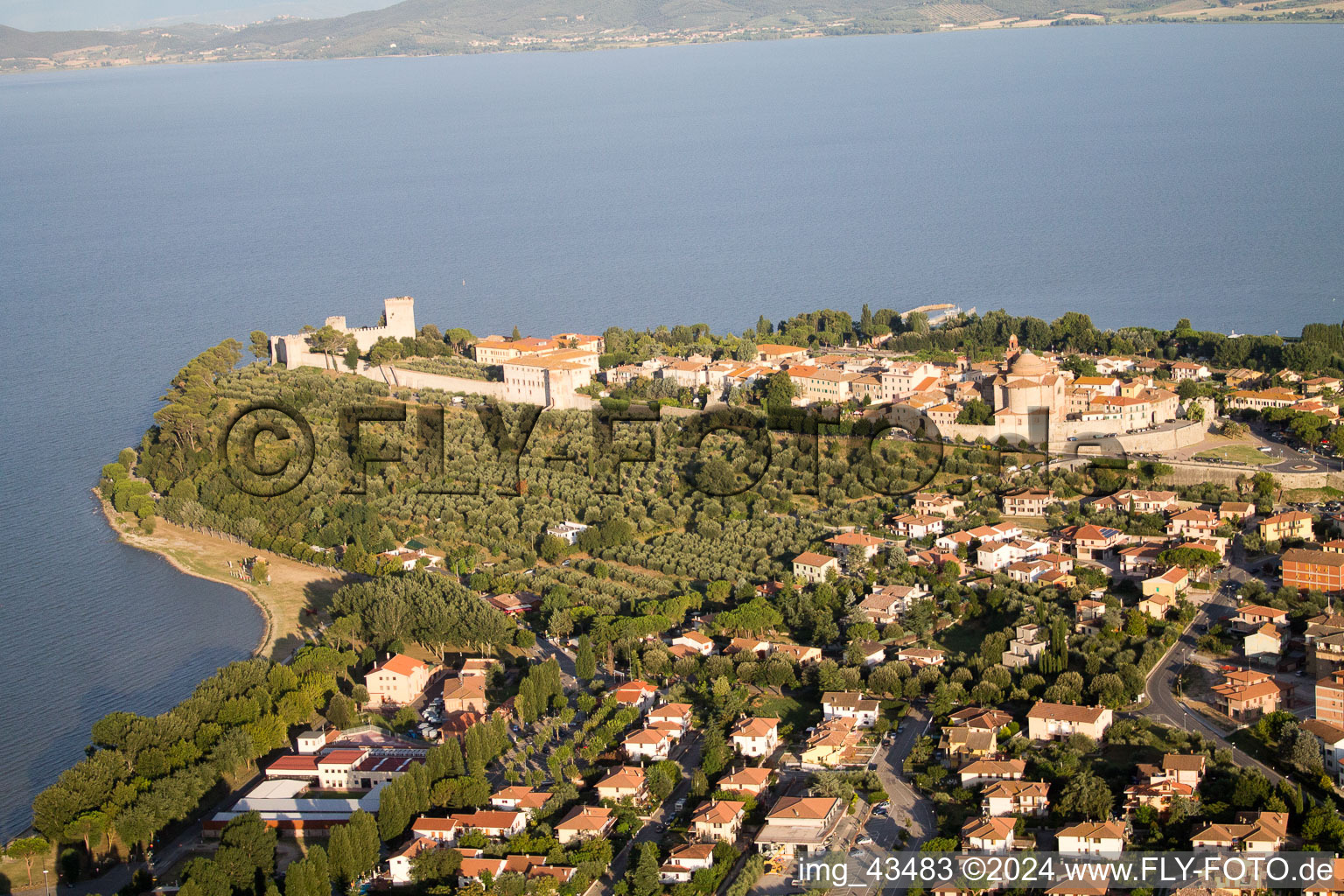 Vue oblique de Castiglione del Lago dans le département Ombrie, Italie