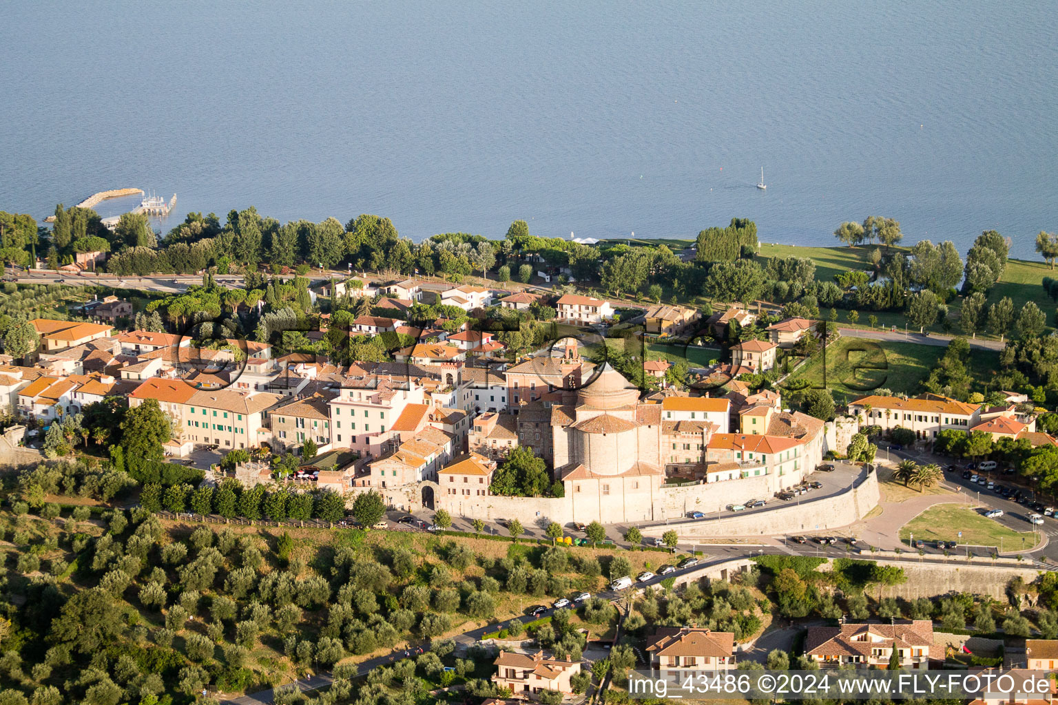 Castiglione del Lago dans le département Ombrie, Italie hors des airs