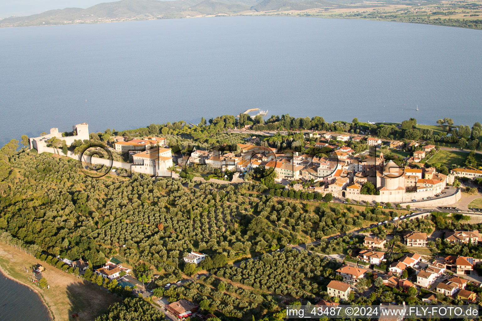 Castiglione del Lago dans le département Ombrie, Italie vue d'en haut