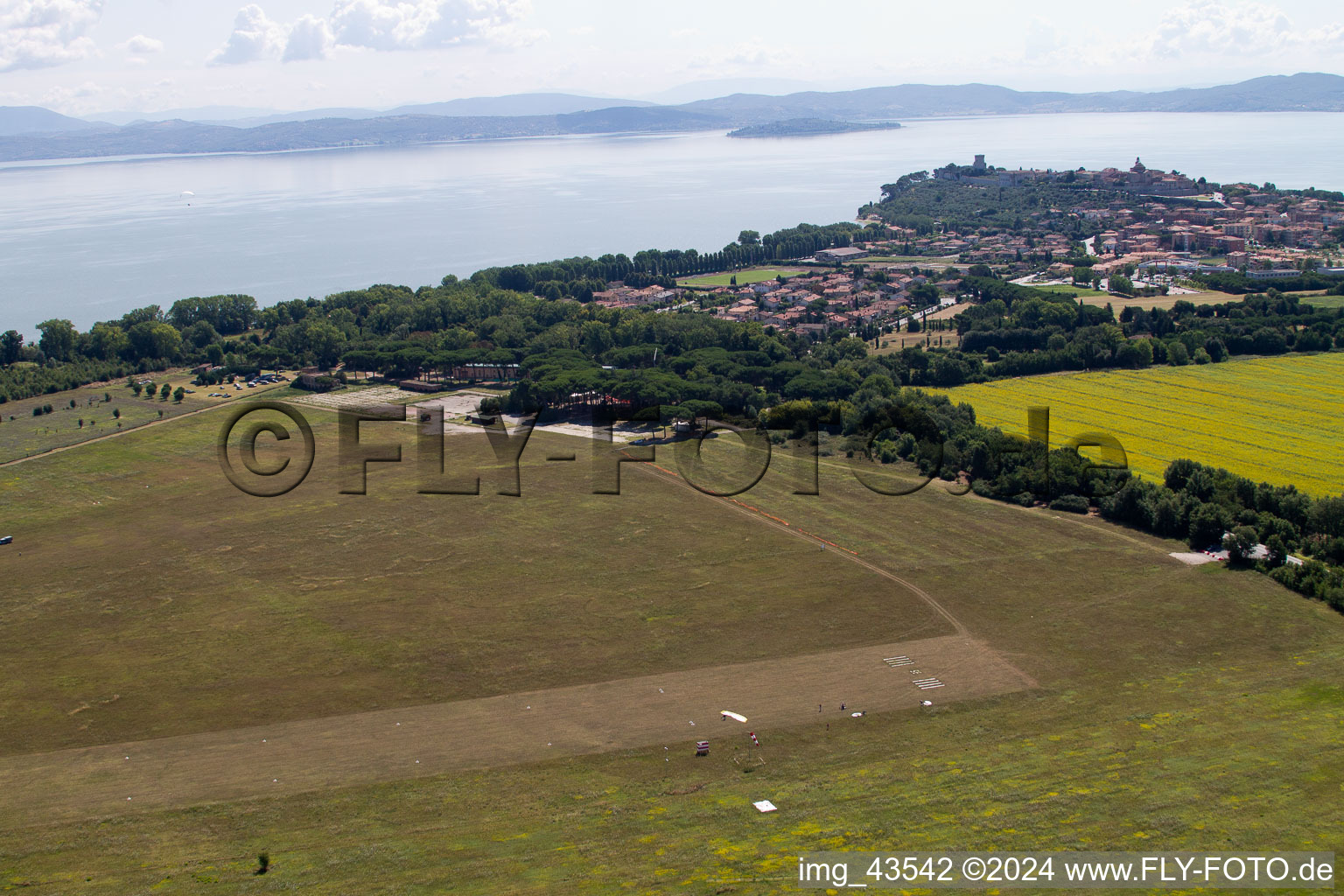 Castiglione del lago dans le département Ombrie, Italie depuis l'avion