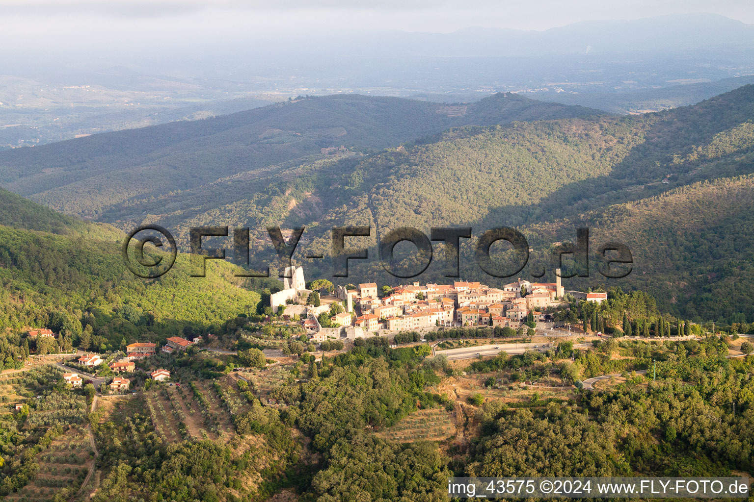 Vue oblique de Civitella in Val di Chiana dans le département Arezzo, Italie