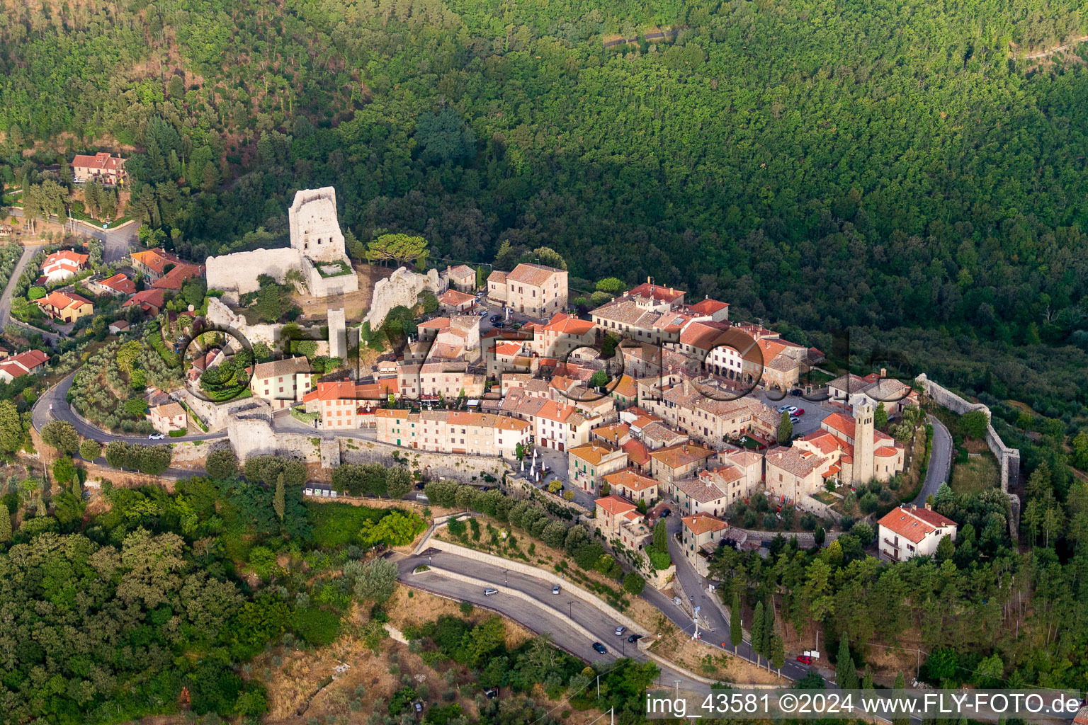 Vue aérienne de Quartier historique et centre-ville de Civitella In Val di Chiana à Civitella in Val di Chiana dans le département Arezzo, Italie