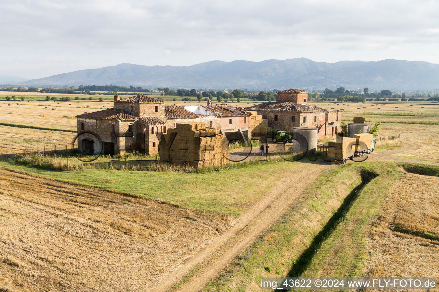 Vue aérienne de Propriété d'une ferme à Castroncello à Cortona dans le département Arezzo, Italie