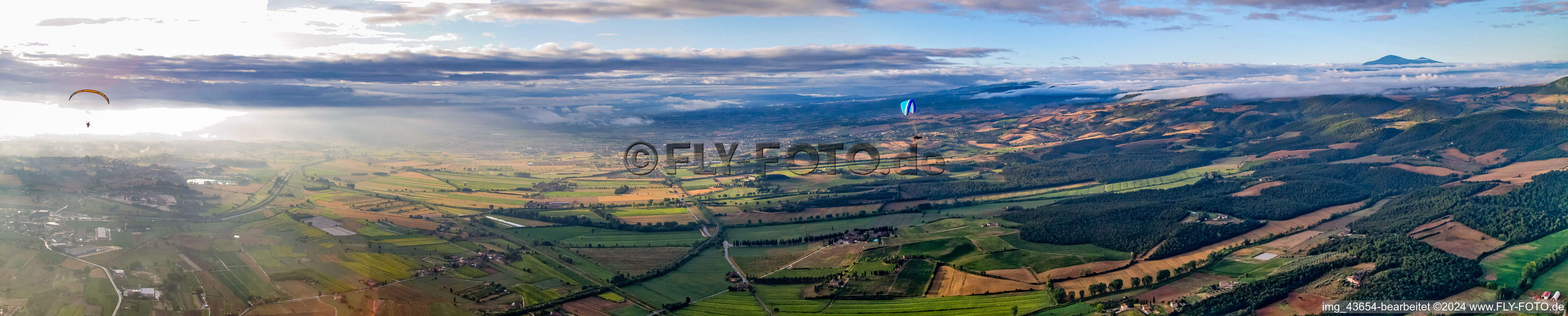 Vue aérienne de Panorama du lever du soleil sur le paysage avec les pilotes de parapente à Sinalunga dans le département Siena, Italie