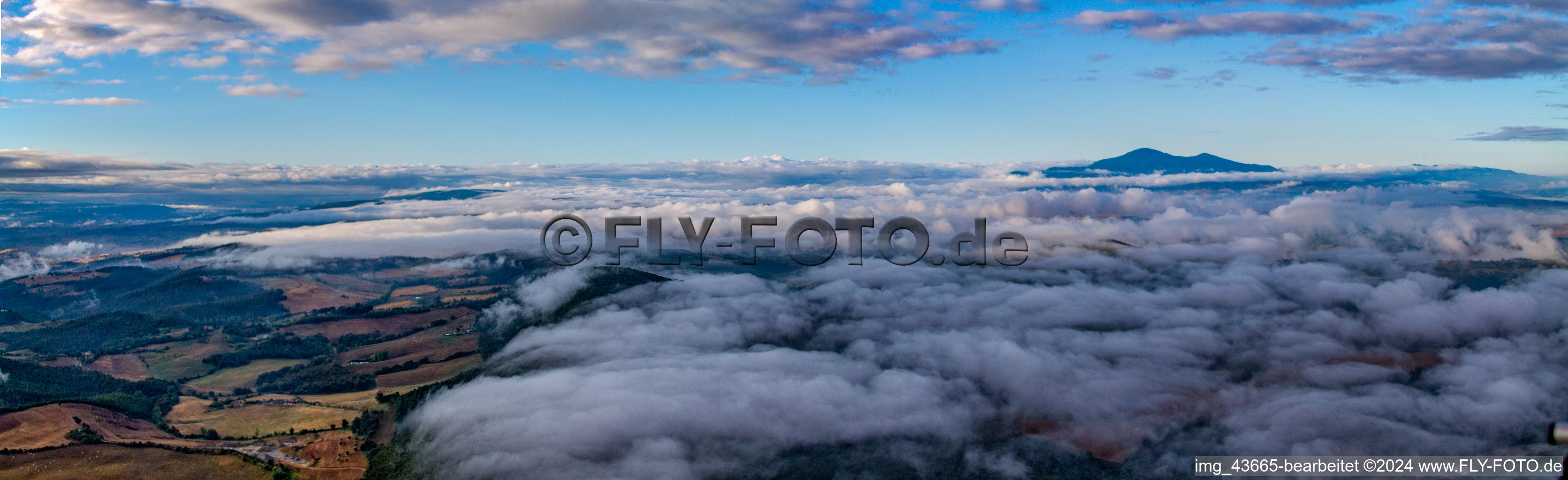 Vue aérienne de Panorama du lever du soleil sur les nuages et le paysage avec des pilotes de parapente en Toscane à Montepulciano dans le département Siena, Italie