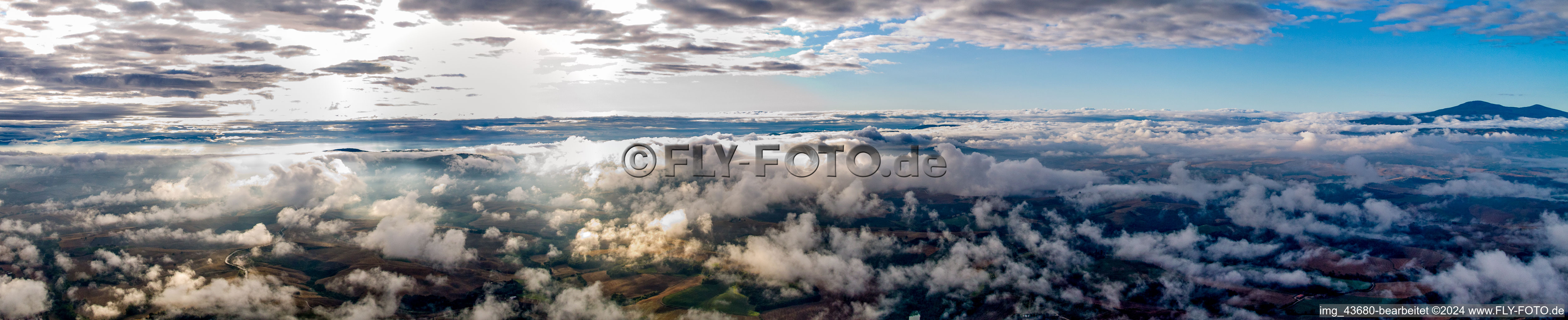 Vue aérienne de Panorama - perspective avec des nuages de sommets dans le paysage rocheux et montagneux à Montepulciano dans le département Siena, Italie