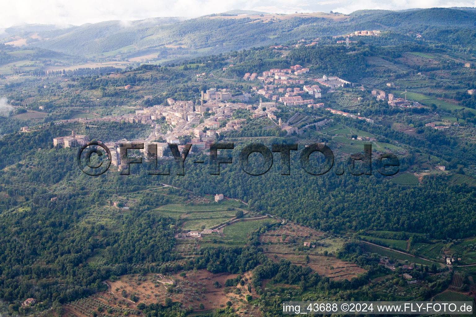 Photographie aérienne de Montalcino dans le département Siena, Italie