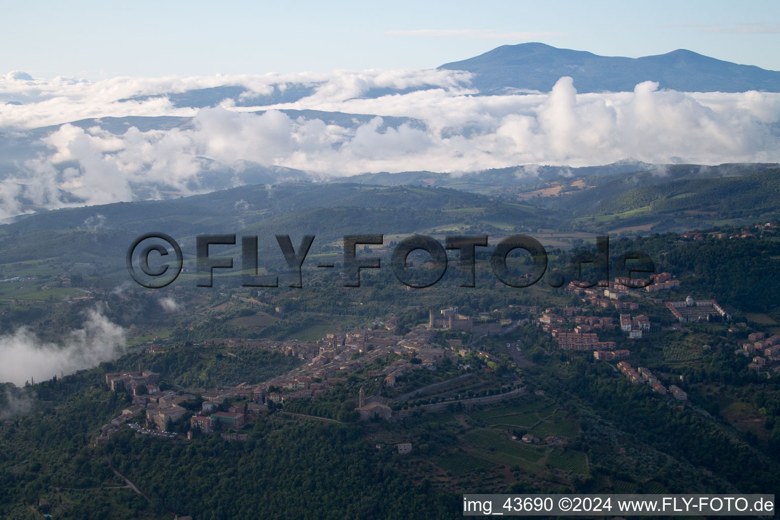 Vue oblique de Montalcino dans le département Siena, Italie