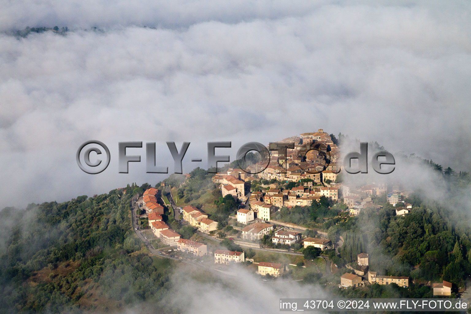 Vue aérienne de Vue sur la ville avec une couche de nuages de brouillard élevée sur les rues et les maisons des zones résidentielles à le quartier Civitella Marittima in Civitella Paganico dans le département Grosseto, Italie