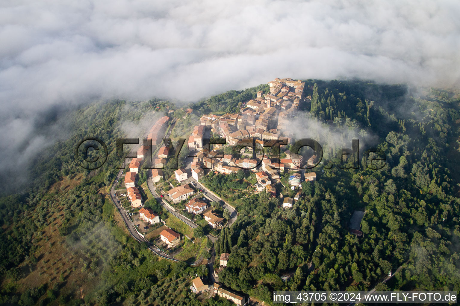 Vue oblique de Civitella Marittima dans le département Toscane, Italie