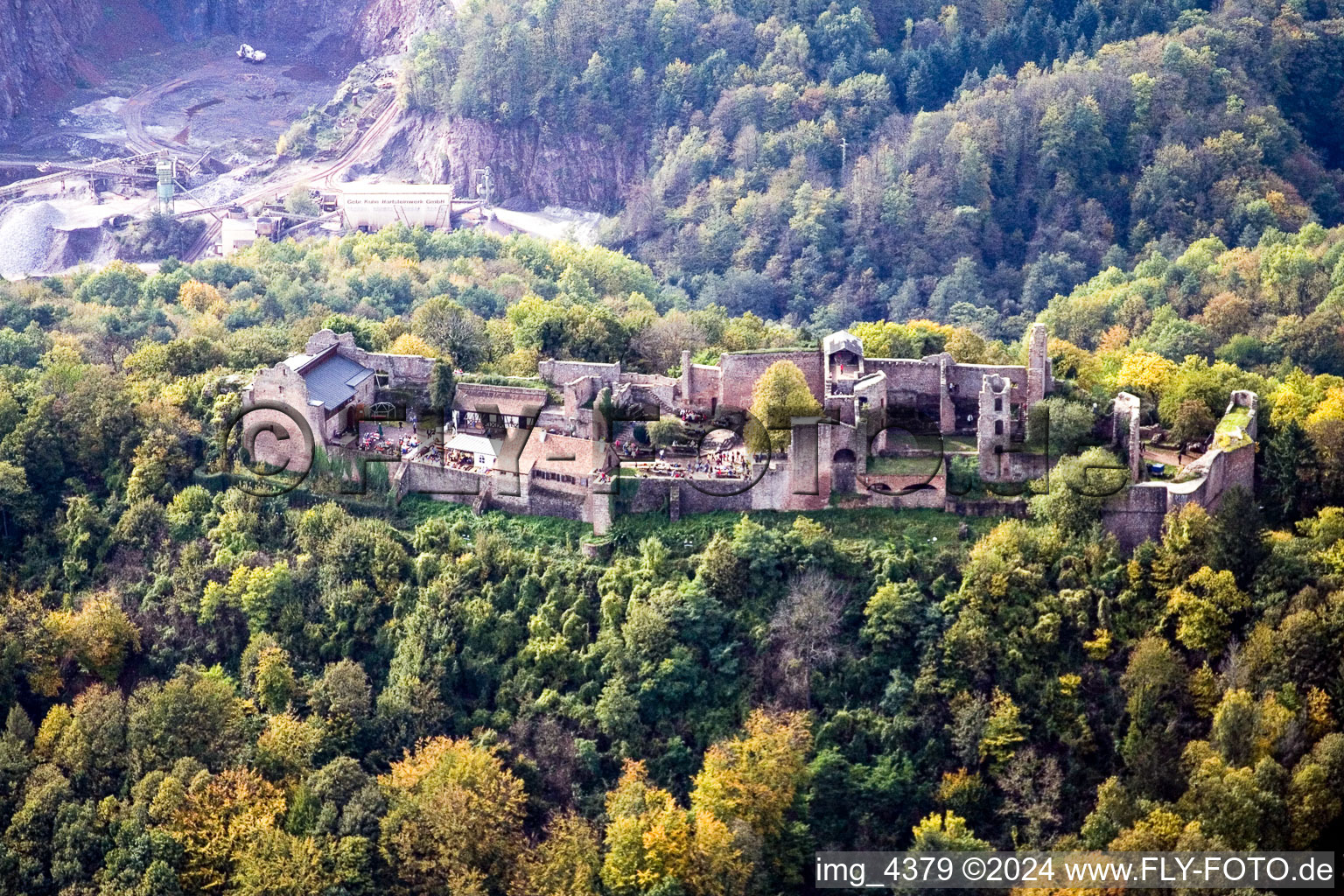 Ruines et vestiges des murs de l'ancien complexe du château de Madenburg à Eschbach dans le département Rhénanie-Palatinat, Allemagne d'en haut