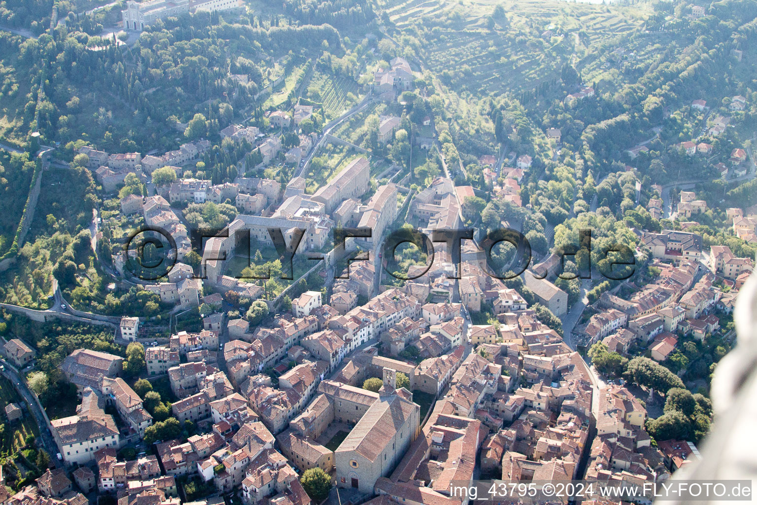 Cortona dans le département Arezzo, Italie vue d'en haut