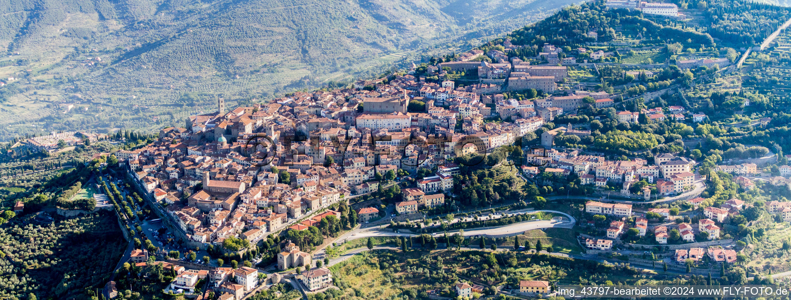 Vue aérienne de Vieille ville et centre-ville à Cortona dans le département Arezzo, Italie