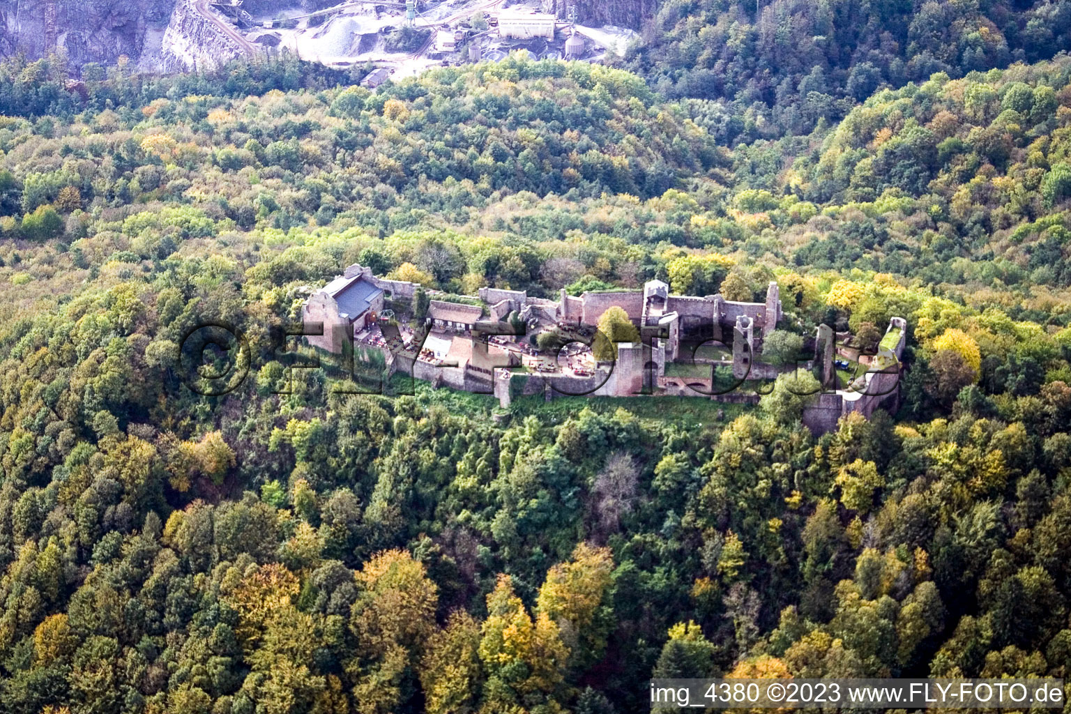 Vue aérienne de Madenbourg à Eschbach dans le département Rhénanie-Palatinat, Allemagne