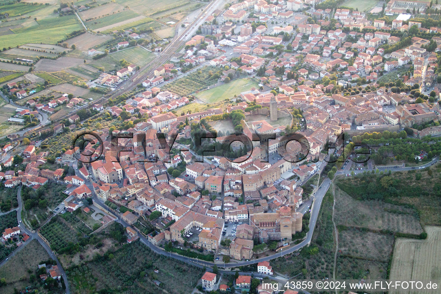 Castiglion Fiorentino dans le département Arezzo, Italie depuis l'avion