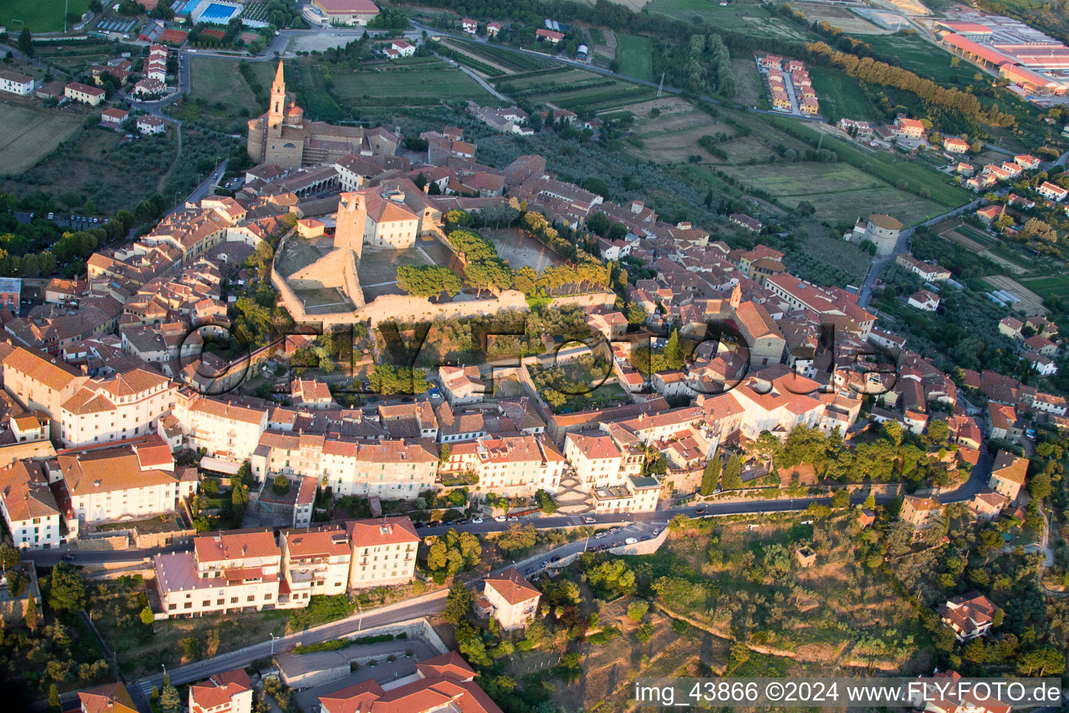 Castiglion Fiorentino dans le département Arezzo, Italie vue du ciel