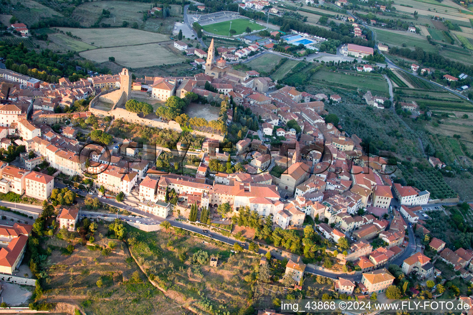 Enregistrement par drone de Castiglion Fiorentino dans le département Arezzo, Italie