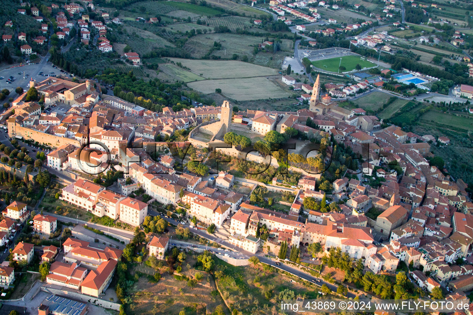 Castiglion Fiorentino dans le département Toscane, Italie depuis l'avion