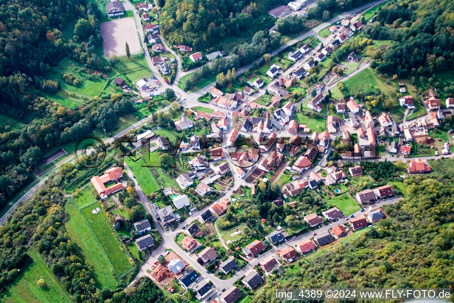 Vue aérienne de Waldhambach dans le département Rhénanie-Palatinat, Allemagne