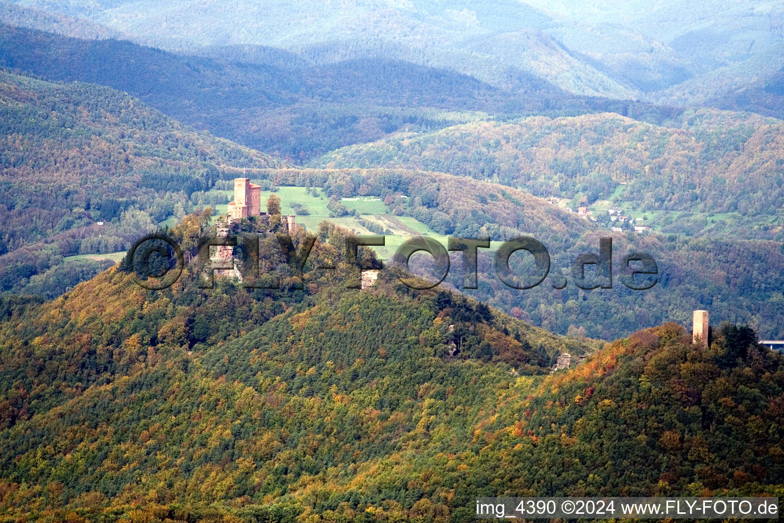 Vue d'oiseau de Château de Trifels à le quartier Bindersbach in Annweiler am Trifels dans le département Rhénanie-Palatinat, Allemagne