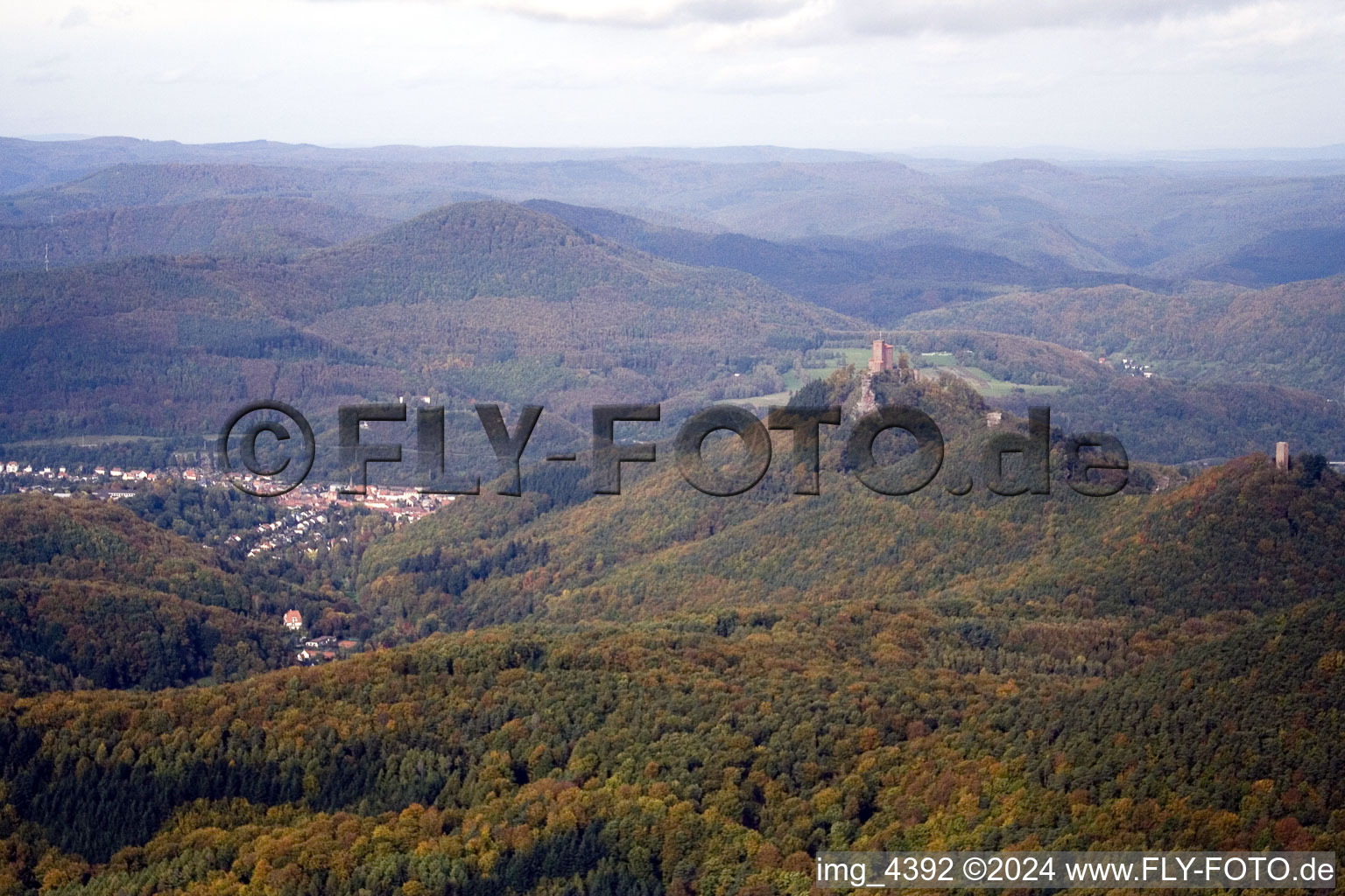 Château de Trifels à le quartier Bindersbach in Annweiler am Trifels dans le département Rhénanie-Palatinat, Allemagne vue du ciel